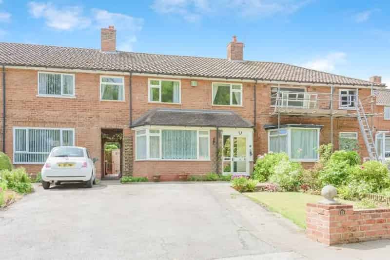 3 Bed Mid Terrace House - Modernisation Needed - No Chain