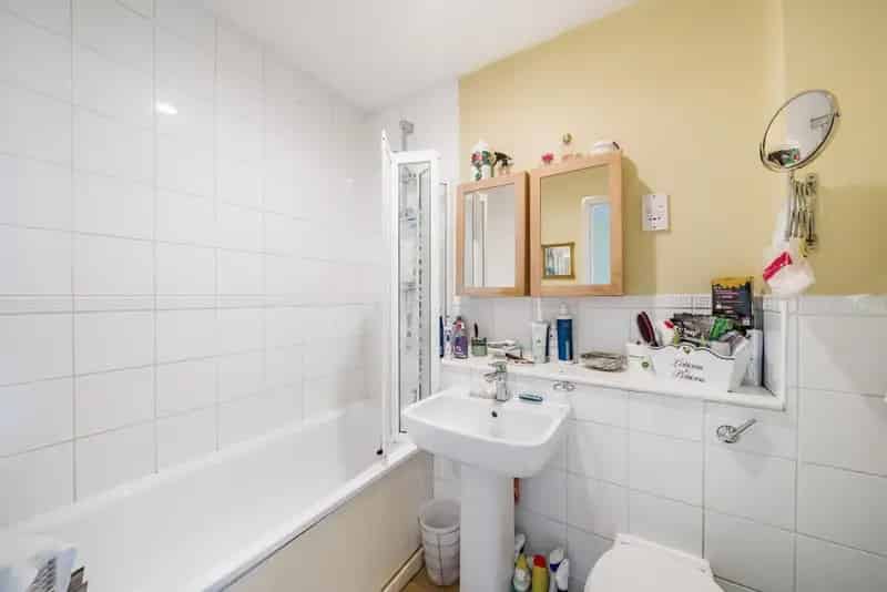 Two Bedroom Terrace House with Private Driveway