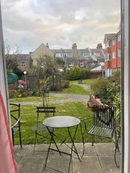 One Bed Flat Eastbourne Wetroom Communal Garden Laundry