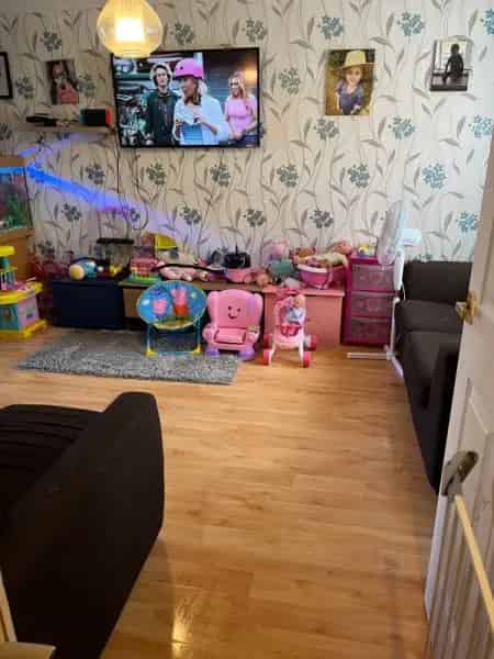 2 Bed Mid Terraced House Close to Schools and Town
