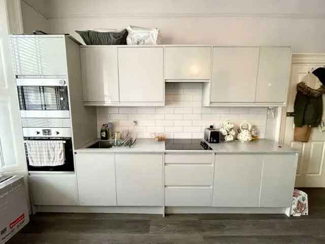 Modern Studio Flat Ground Floor High Ceilings