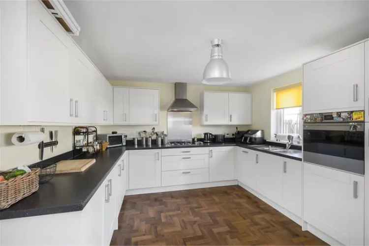 5 Bed House - Detached with 2 Reception Rooms