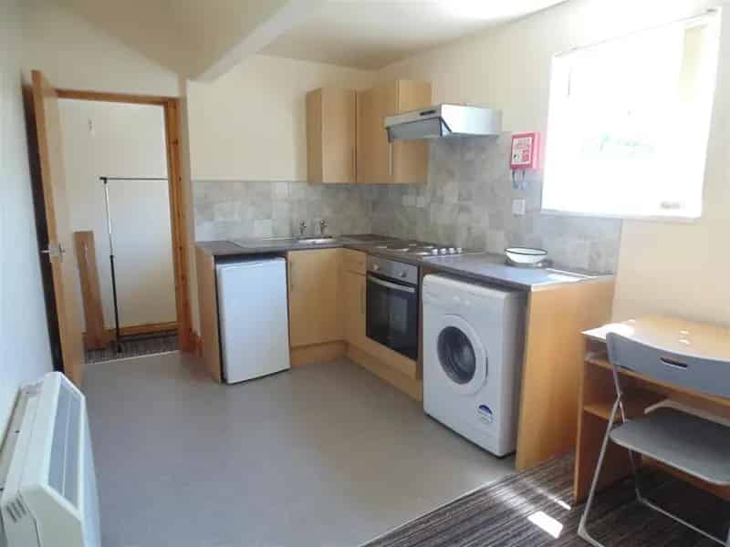 1 Bedroom Flat Near Amenities and Transport