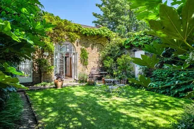Victorian House with Studio Workspaces De Beauvoir N1