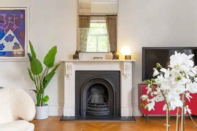 Flat for sale in Hyde Park Gardens, London W2