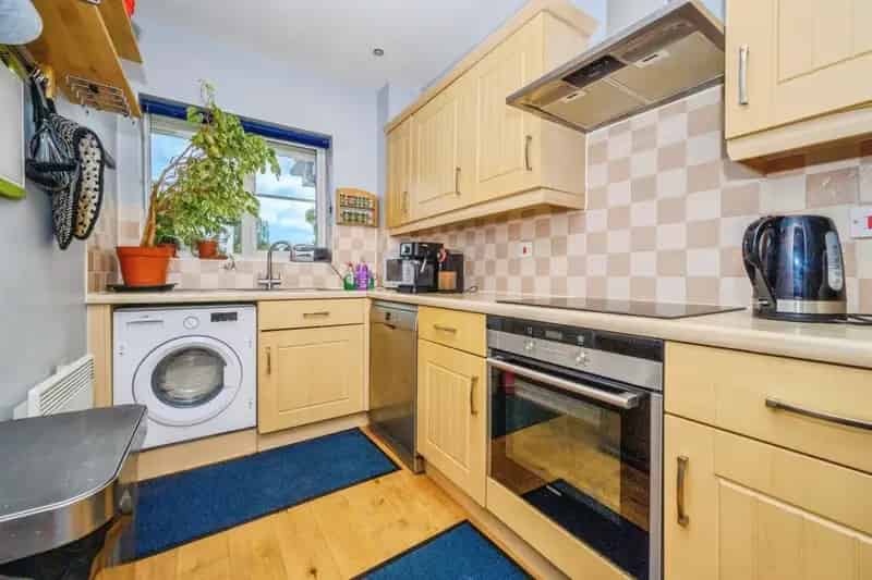 Two Bedroom Apartment Near Apsley Train Station