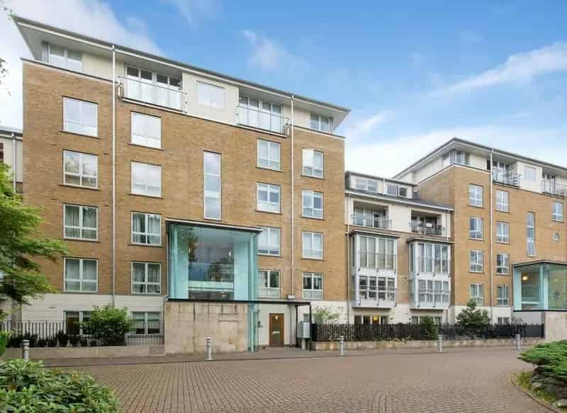 2 Double Bedroom Flat near Royal Oak Station Chain Free Parking