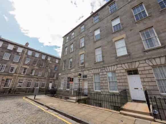 2 Bedroom Furnished Flat to Rent in Newington