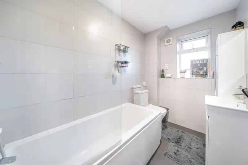 2 Double Bedroom Flat with Garage and Balcony - No Upper Chain