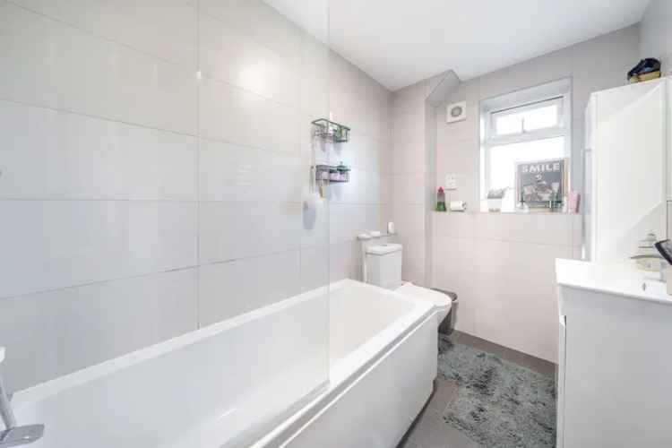 2 Double Bedroom Flat with Garage and Balcony - No Upper Chain
