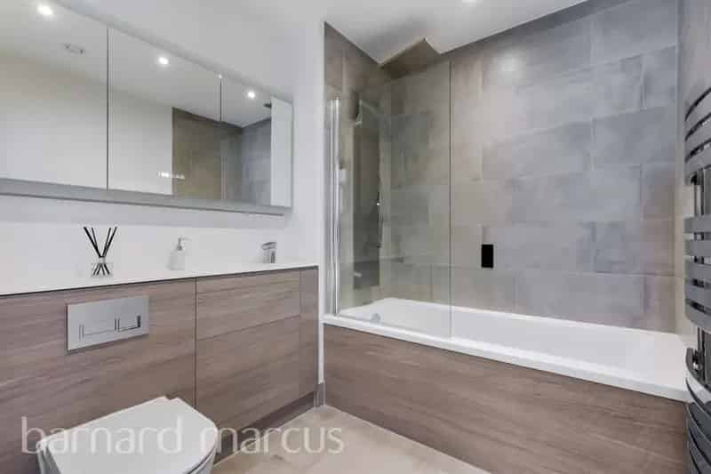 3 Bed 2 Bath Apartment with Private Terrace Near Hayes Station