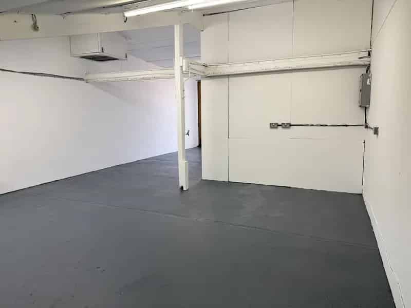 800 sq ft Unit to Rent - Ample Parking - 3 Year Lease