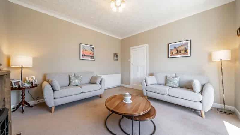 Charming Detached Bungalow Giffnock - Modern Kitchen and Bathroom