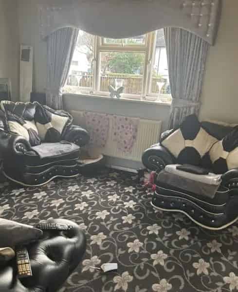 Spacious House with Large Driveway and Garden