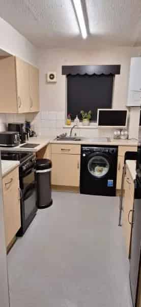 Large 2 Bed Flat Near Schools and Shops