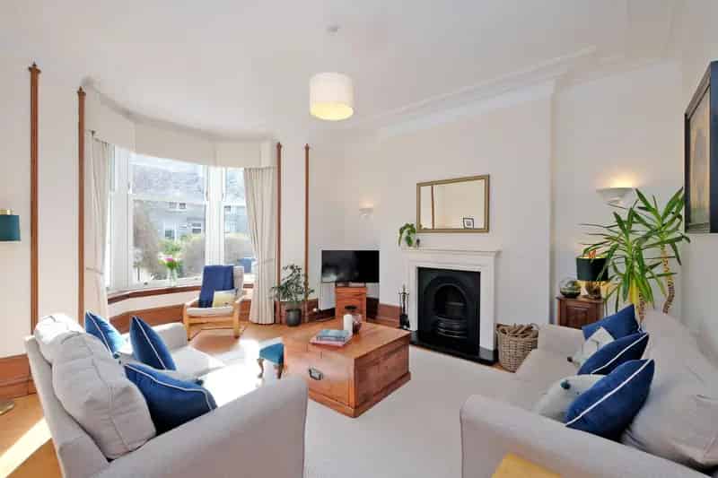 2-Bedroom Ground Floor Flat with Gardens and Garage in West End