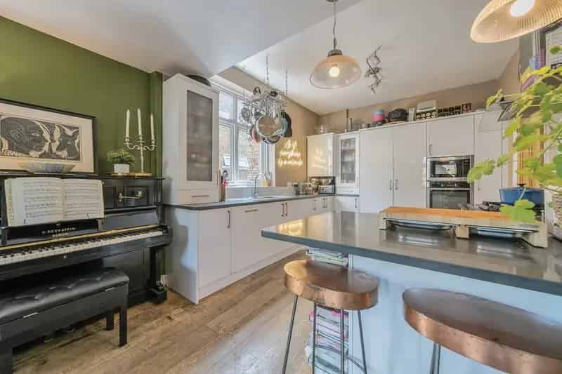 5 Bedroom Victorian House near Enfield Chase Station