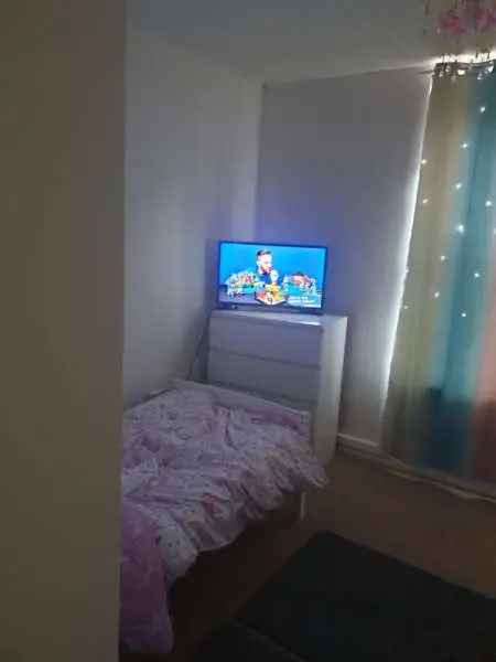 Flat For Rent in Neston, England