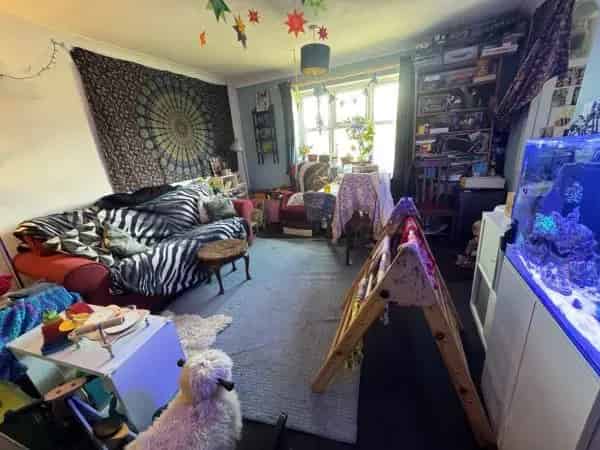 Large 2nd Floor Flat in Reading Good Local Connections