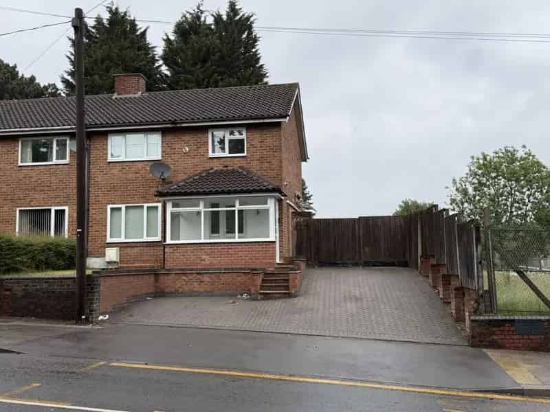 3 Bedroom Semi Detached House to Rent Near Amenities