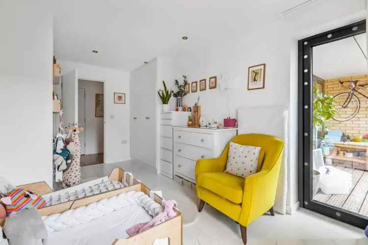 2 Bedroom Apartment with Private Terrace in Oval Quarter