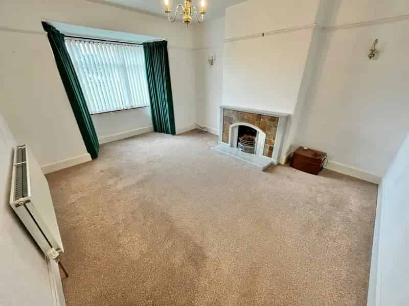 Spacious Semi-Detached House Near Amenities - Freehold