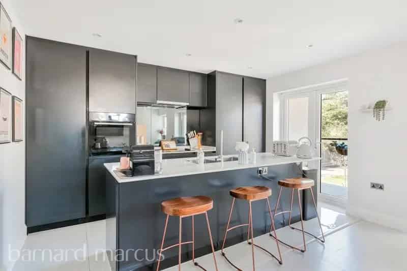 Fair Oak House: 2 Bed Tudor Home with Balcony and En-Suite