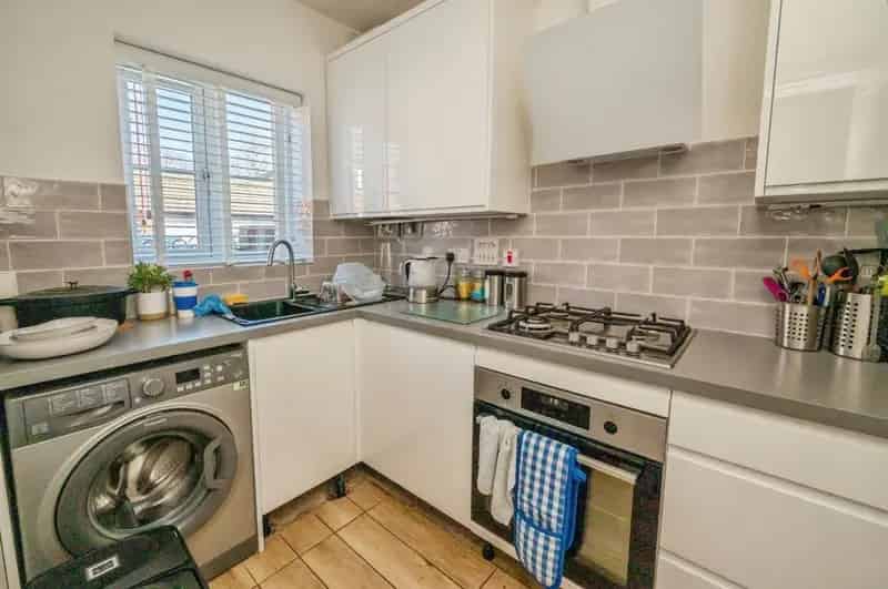 Modern Three Storey House - 3 Beds, Ensuite, Garden - Ideal for First Time Buyers