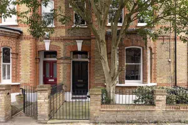 Family Home with 5 Bedrooms and Large Reception Room