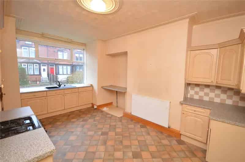 Four Double Bedroom Terrace House Near M62 M1 Motorways
