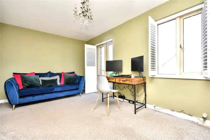 Three Bedroom Townhouse Castleford Modern Spacious Family Home