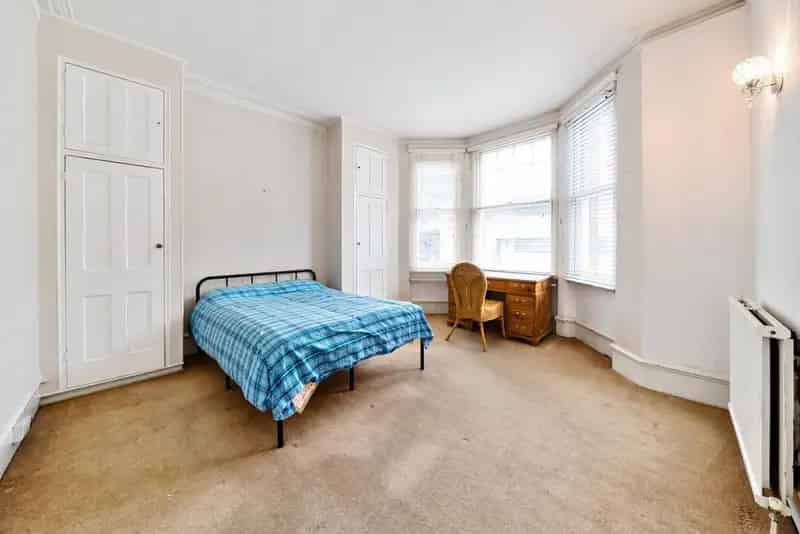 Four Double Bedroom Mansion Block Apartment Near River and Putney Bridge Tube