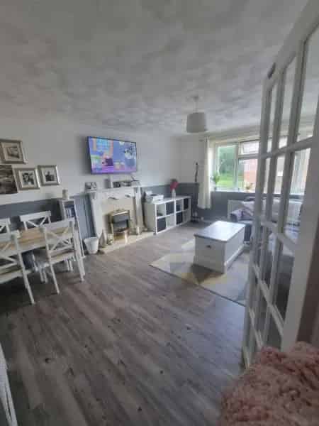 Large 3 Bedroom Flat Near Park Good Schools and Transport