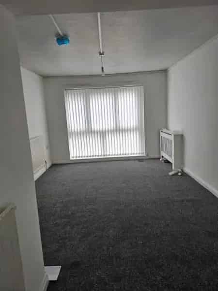 2 Bed Flat Longley Newly Fitted Kitchen and Bathroom