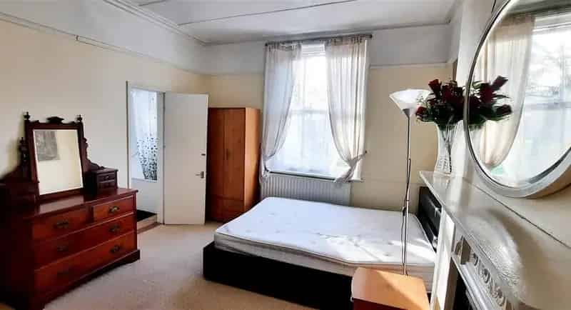 Spacious Barons Court Apartment - Large Bedroom & Balcony - 550+ Sqft