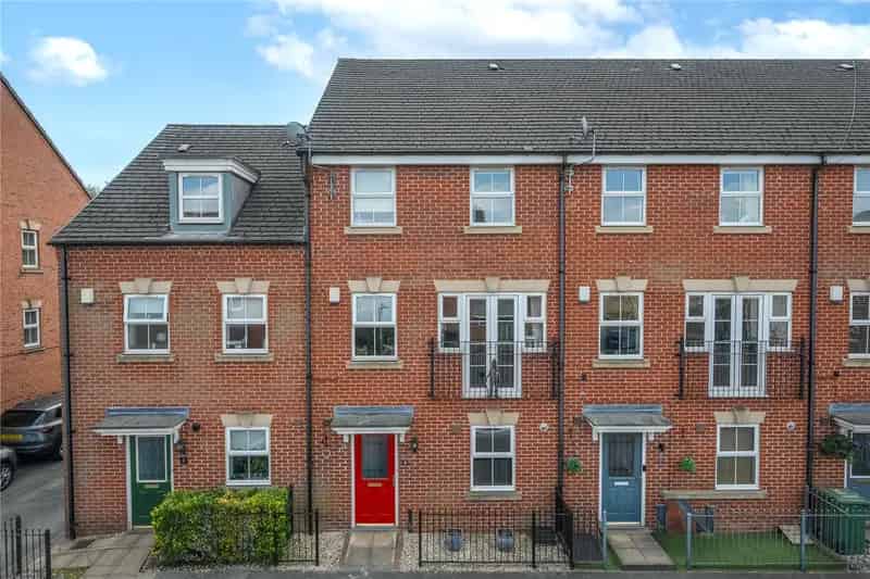 Five Bedroom Townhouse For Sale Spacious Family Home