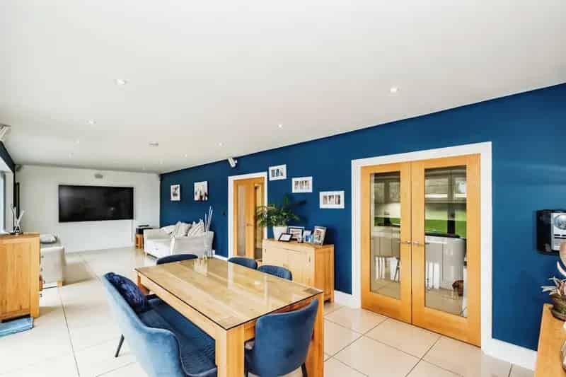 5 Bedroom Family Home with Large Garden and Off-Street Parking
