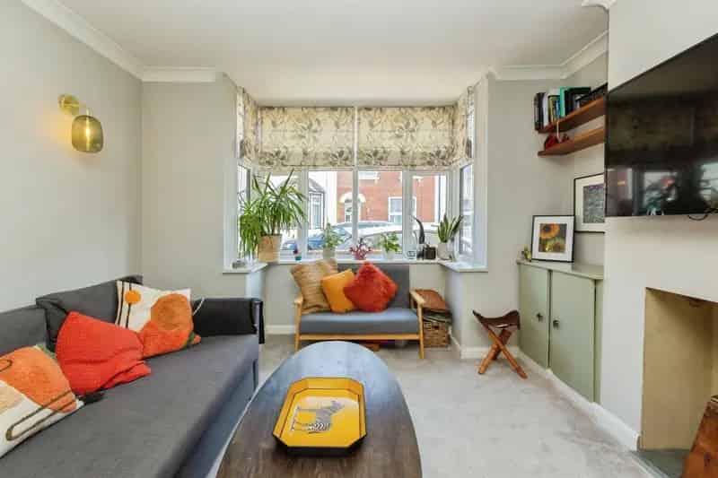 Three Bedroom Semi-Detached Home Near Town Centre and Station
