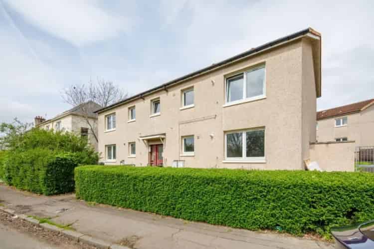 1 Bedroom Flat for Sale - Modernisation Needed