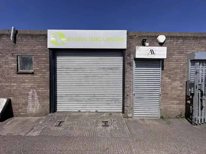 Freehold Starter Unit Thame 1460 Sq Ft GIA