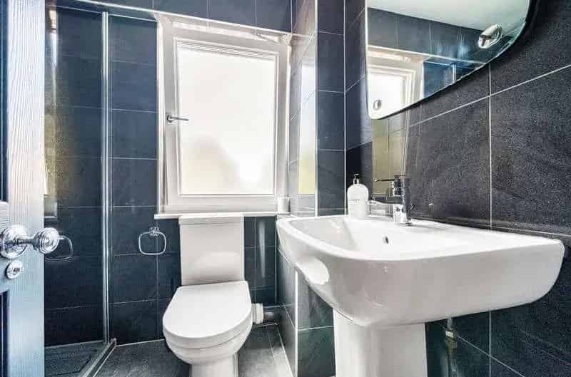6 bed house for sale