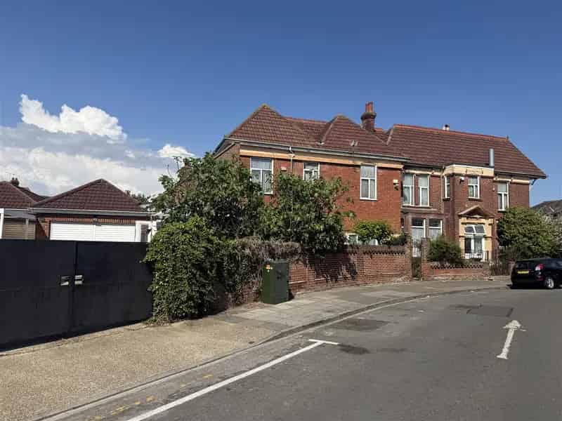 7 Bedroom House with Development Potential