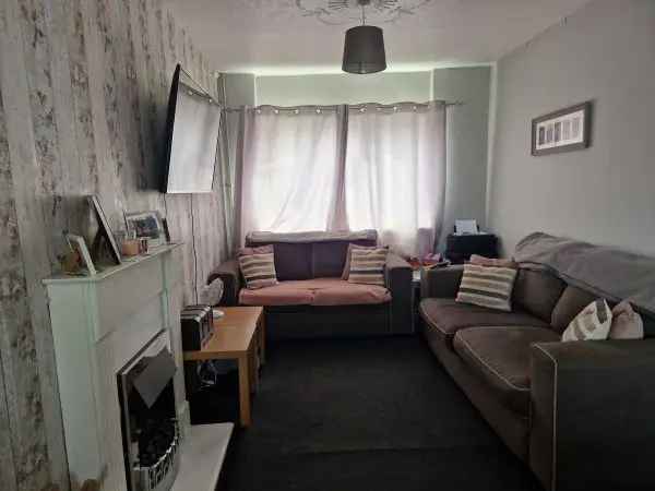 2 Double Bedroom House with Garden and Driveway near Schools and Pub