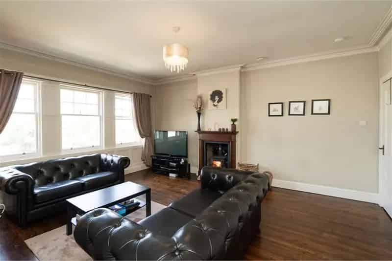 2 Bed Flat - Top Floor with 1 Reception Room