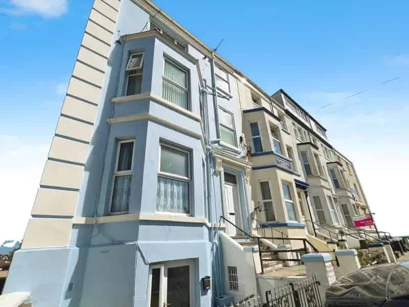 Flat
 To Let