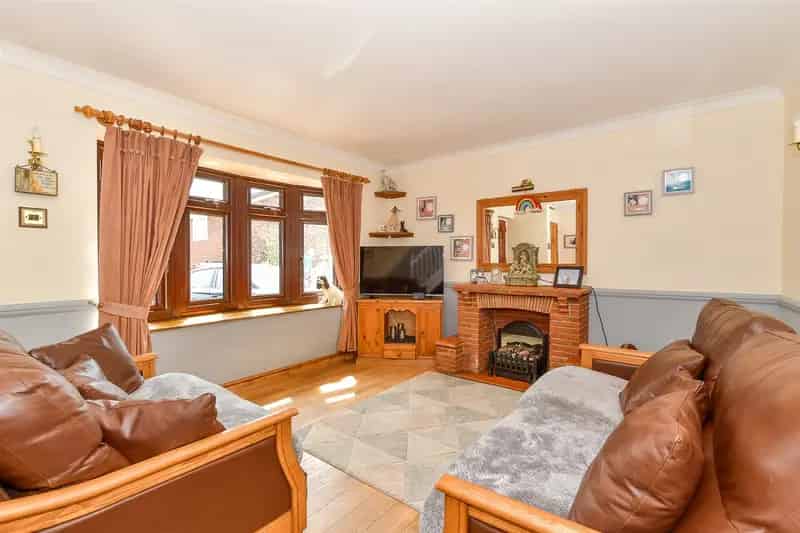 3 Bedroom End Terrace House Near High Brooms Station