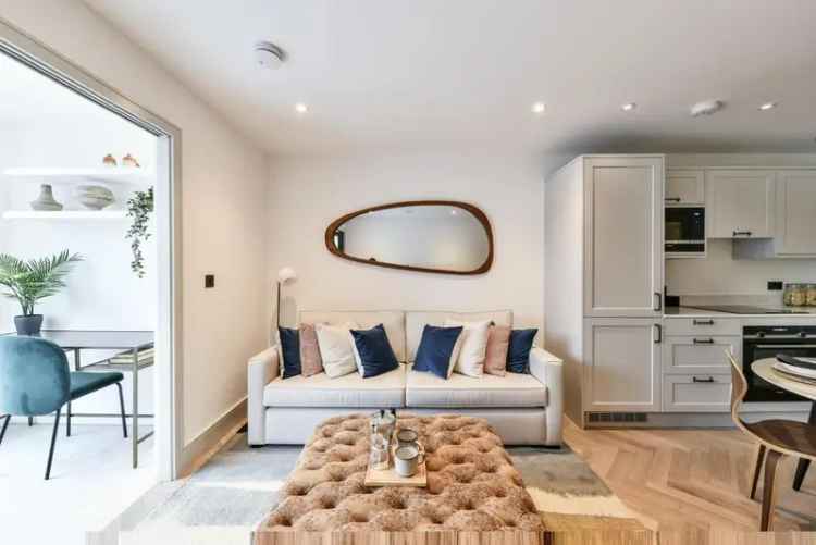 Flat For Sale in London, England