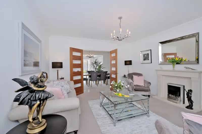 Luxury 4-Bed Detached House in Oakhill Grange