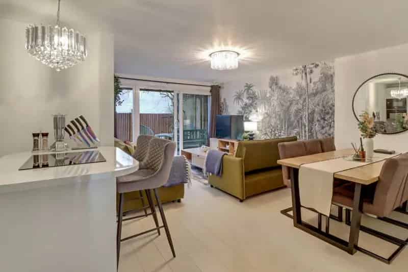 2 Bed Flat for Sale - Stylish Open Plan Living and Private Garden
