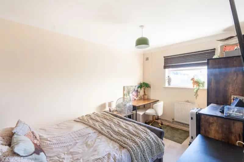 2 bed flat for sale
